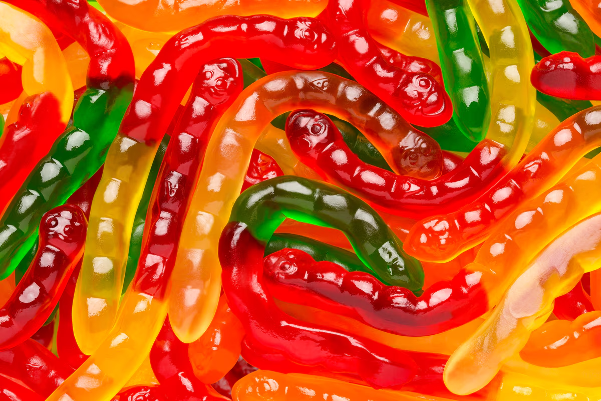 LARGE ASSORTED FRUIT GUMMII WORMS, 4"